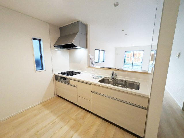 キッチンからリビングを見渡せるのでお子様の様子を見ながら料理ができます