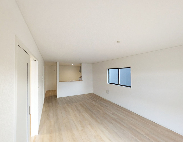 広々リビングは、ソファーやテーブルを置いてもくつろぎの空間が保てる使いやすい設計になっています