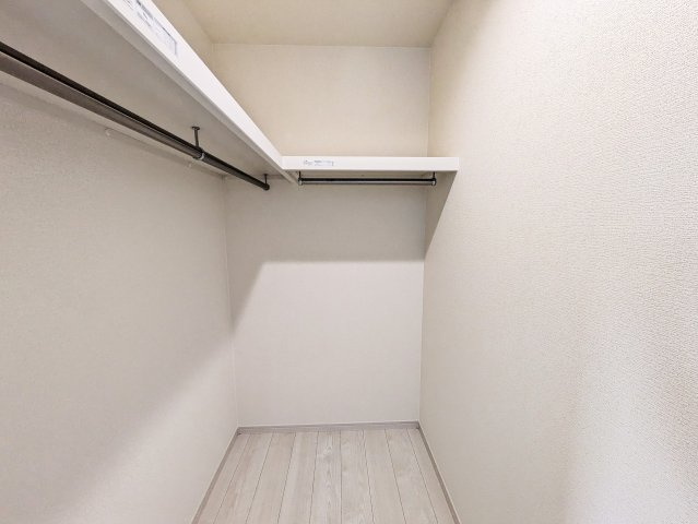 広々ウォークインクローゼットは趣味の品や季節物をたっぷり収納できます。