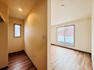 明るい窓付きの収納スペースが日中でも快適な空間を実現しています。十分な広さがありすっきりと整理整頓が可能です。収納の使い勝手を考慮したレイアウトが魅力となっています。