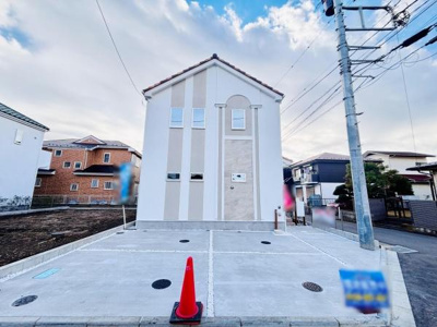 シンプルで洗練されたデザインの外観が特徴です。白を基調とした清潔感のある印象です。駐車スペースがゆったりと確保されています。周辺には落ち着いた雰囲気の住宅が並んでいます。角地で陽当たりも期待できます。