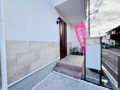 清潔感のある玄関まわりが印象的です。外壁のタイルデザインがアクセントになっています。段差が緩やかで出入りもしやすいです。照明が設置されているため夜間も安心です。