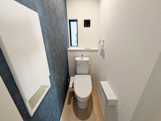 シンプルで使いやすい暖房・温水シャワー洗浄機能付きトイレは標準装備です！