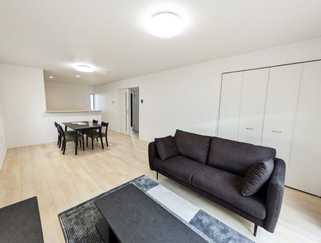 爽やかな自然光が舞い込み、家族との憩いのひとときを過ごす寛ぎの場