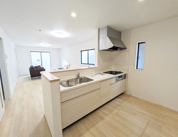 対面キッチンなので、調理や洗い物をしながらリビングダイニングを見渡せます。