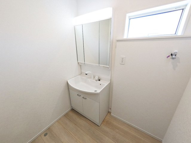 三面鏡の裏側の収納スペースには、スキンケア用品やヘアケア用品などをすっきり整理できます。