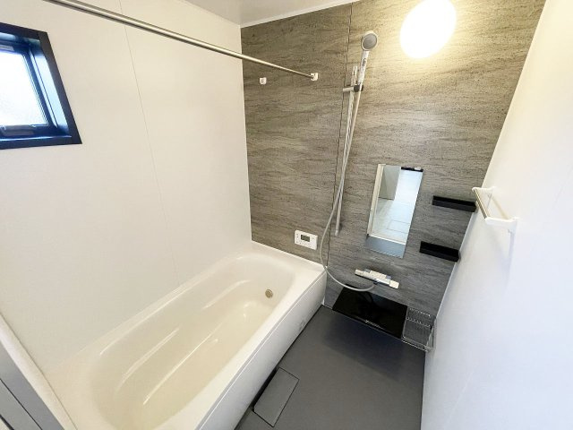 落ち着いた色合いの壁面が特徴の浴室。ゆっくり寛ぐ事の出来る空間です