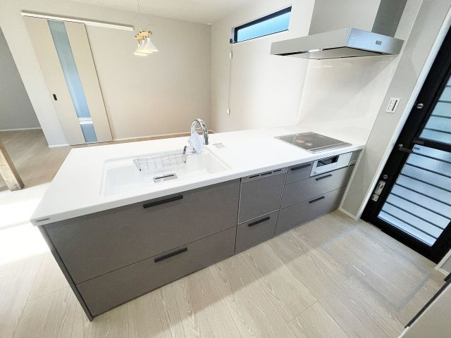 スライド式の収納は、出し入れしやすい上に、中の物が良く見えて掃除もしやすいのが利点です