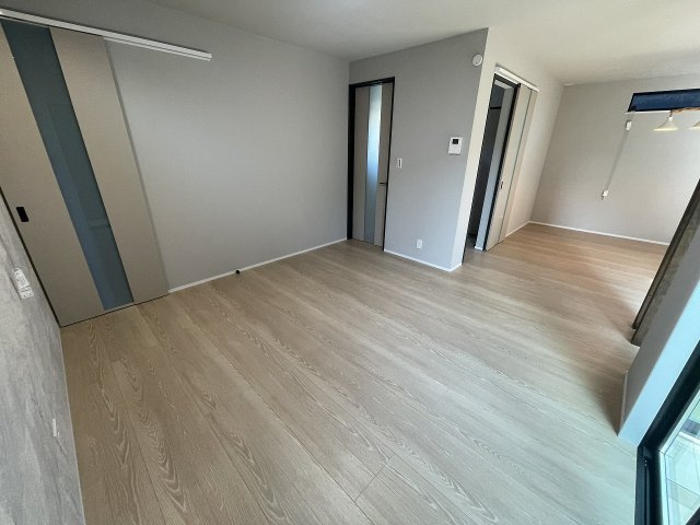 リビングへつながるドアを開くとすぐに開放的なリビングがございます