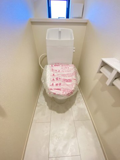 白を基調とした、清潔感のあるトイレです。
換気ができる小窓がついているので、空間を清潔に保てます。