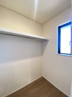 季節ものや大型家電もたっぷり収納可能です。