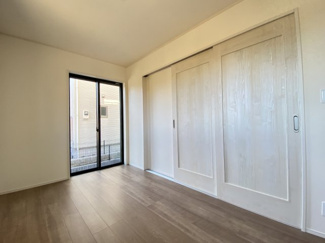 LDK横の仕切りドアを閉め切ると、約4帖の洋室に。