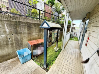 共用スペースに整然と設置された郵便受けが特徴です。メールや宅配物の受け取りが便利です。建物周辺も手入れが行き届いています。屋根付きのため郵便物が雨に濡れにくい構造です。