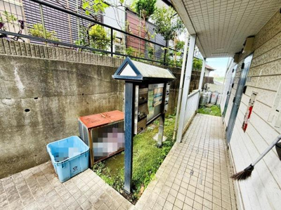 共用スペースに整然と設置された郵便受けが特徴です。メールや宅配物の受け取りが便利です。建物周辺も手入れが行き届いています。屋根付きのため郵便物が雨に濡れにくい構造です。