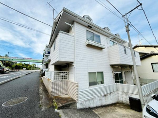 白を基調とした外観が目を引く建物です。角地に位置しており採光も期待できます。周辺には歩道や道路が整備されていて生活しやすい環境です。外壁やフェンスもしっかりしていて安心感があります。