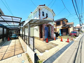 白を基調とした爽やかな外観が印象的です。レンガ調のアクセントが建物に個性を与えています。カーポート付きで便利にお使いいただけます。前面道路も広く車の出し入れもスムーズです。