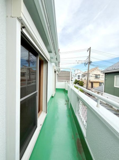 幅のあるバルコニーが特徴的です。外の景色を楽しめる空間が広がっています。奥行きがあり出入りもスムーズです。爽やかな雰囲気のバルコニーです。日差しが心地よく差し込む開放感も魅力です。