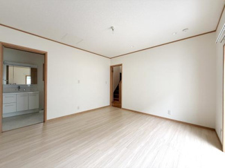 リビングは明るい色調のフローリングが特徴で空間全体をすっきりと演出しています。大きな窓から自然光がたっぷり入ります。隣接する洗面スペースへの動線もスムーズです。