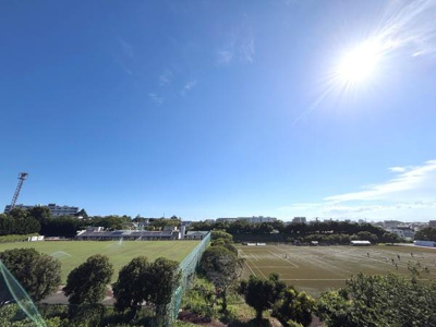 高い位置から広がるフィールドが見渡せる眺望です。空が大きく開けており開放感を感じられます。敷地内の緑も印象的ですっきりとした景色が魅力です。遠くまで見通せるため天候の変化も感じ取れます。