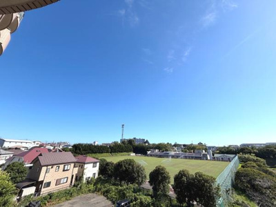 窓から広がる眺望が楽しめます。遠くまで見渡せる開放感が魅力です。周辺には豊かな緑が点在し自然を感じられる環境です。空が広く感じられる現地からの眺望もポイントです。