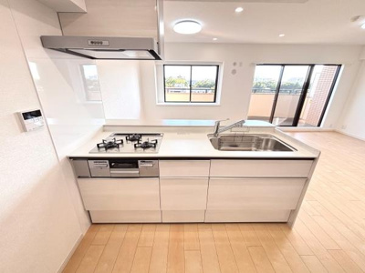 明るい空間に調和するシンプルなキッチンです。ワイドなカウンターが特徴で使いやすさが感じられます。収納スペースも充実しており無駄のないデザインです。開放感のあるレイアウトが魅力です。