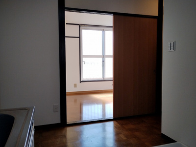 明るい色調の室内です