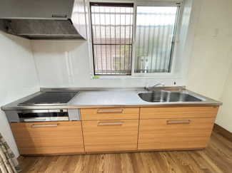 オール電化で嬉しいIH付き・システムキッチンです。スライドにはお鍋やフライパン、調味料もたっぷりと収納可能です♪窓付きで採光性・換気も◎