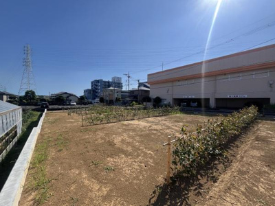 日当たりの良い現地土地写真です。開放感のある環境で土地の形状もわかりやすく撮影されています。整った区画が印象的です。