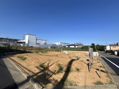 開放感のある現地土地写真です。道路に面しており明るい日差しが降り注ぎます。