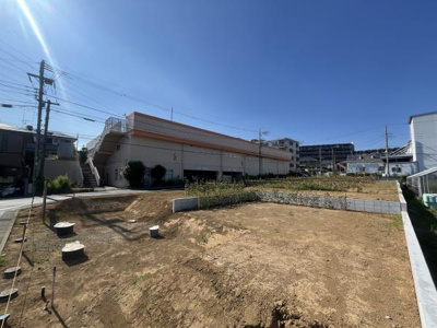 日当たりを感じられる現地土地写真です。周囲に建物がありながらも開放感のある印象です。敷地の形状が分かりやすく区画も整っています。建築プランを検討しやすい形状となっています。