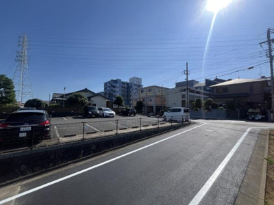 前面道路は広々としており車の出入りがしやすい環境です。周辺は静かな住宅が並びゆとりある景観が特徴的です。駐車スペースも確認できる安心感のある現地写真です。道路幅が十分に確保されている点もポイントです。