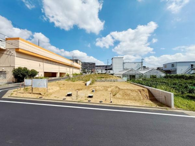 前面道路が整備されており車の出入りもスムーズに行えます。周囲に高い建物が少ないため日当たりも確保されています。きれいに整地されていて建築計画が立てやすい土地です。