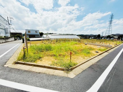 日当たりの良い現地写真です。前面道路が広く車の出入りもスムーズです。敷地の形が整っていて建築プランも立てやすい土地です。周囲は落ち着いた雰囲気が感じられます。