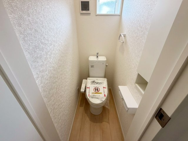 スマートなデザインのトイレは、見た目にも広さとゆとりを感じることができます。