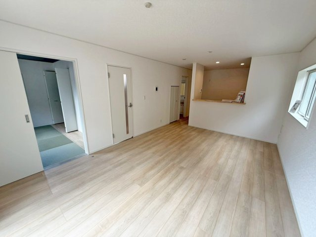 ご家族が集まるリビングダイニングは陽光あふれるあたたかなお部屋