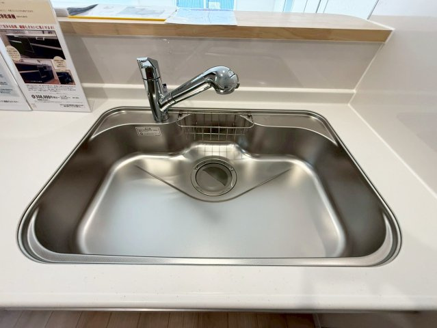 シンプルで明るいキッチンの水栓カラン