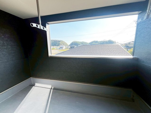 広々したバルコニーは、布団や洗濯物干しに大活躍！雨の日でも安心です