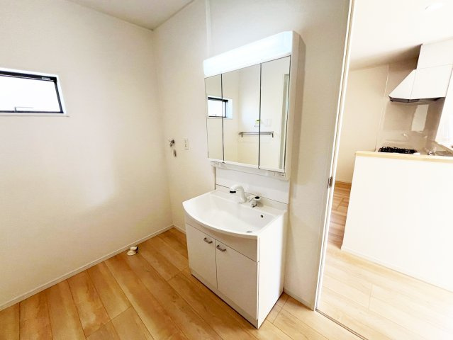 三面鏡の裏側の収納スペースには、スキンケア用品やヘアケア用品などをすっきり整理できます。