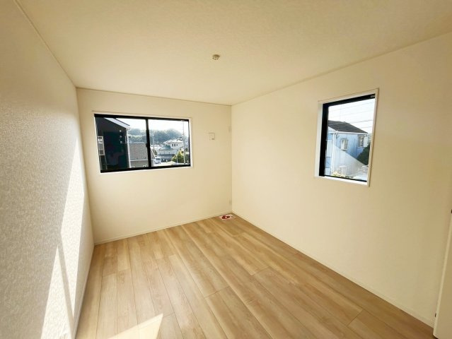 木の温もりを感じられる色調のフローリング