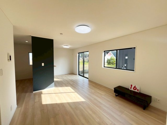 ご家族が集まるリビングダイニングは陽光あふれるあたたかなお部屋