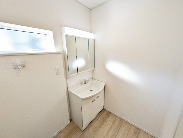 三面鏡の裏側の収納スペースには、スキンケア用品やヘアケア用品などをすっきり整理できます。