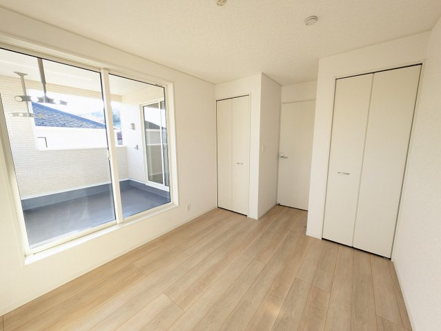 木の温もりを感じられる色調のフローリング