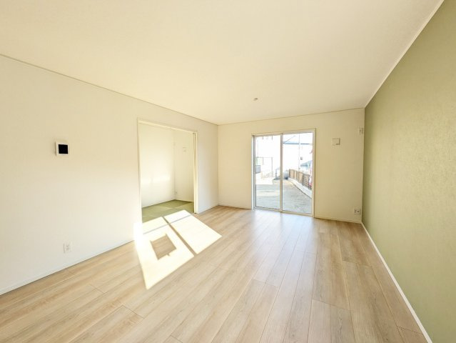 広々リビングは、ソファーやテーブルを置いてもくつろぎの空間が保てる使いやすい設計になっています