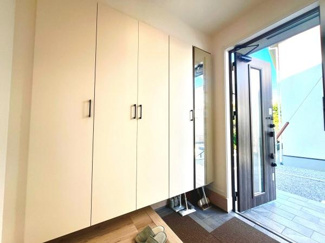 大きなシューズボックスが設置されており玄関スペースがすっきりと保てます。玄関扉のガラス部分からは明るい光が差し込んでいます。外の様子も確認しやすいレイアウトです。