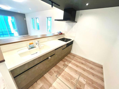 明るい空間が広がるキッチンです。作業がしやすいシンプルなレイアウトとなっております。対面式カウンターで開放感があります。床材のデザインも落ち着いた雰囲気を演出しています。