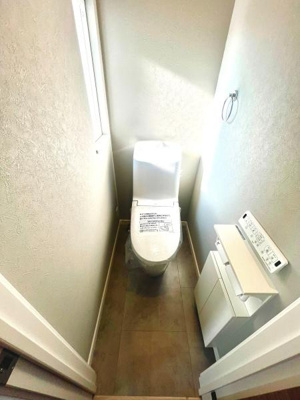 明るい光が差し込むトイレ空間です。収納スペースがありすっきりとした印象です。ペーパーホルダーやタオルリングも備わっていて使い勝手が良いです。シンプルなデザインなのでお手入れもしやすいです。