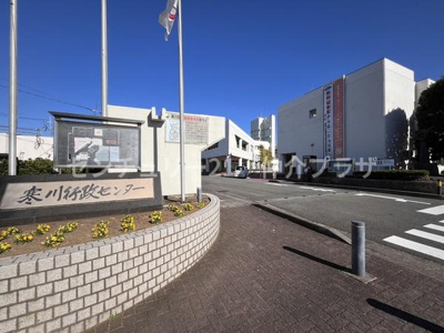 寒川行政センターの近くに位置しており利便性の高さが魅力です。清潔感のある建物が印象的で周囲は整備された歩道や花壇があり環境も良好です。安心して利用しやすいエリアで公共施設へのアクセスも便利です。