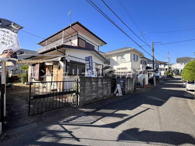 閑静な住宅街に位置する外観が印象的な一邸です。陽当たりの良さが感じられる立地で開放感があります。周囲には同じような住宅が並び統一感のある街並みとなっています。