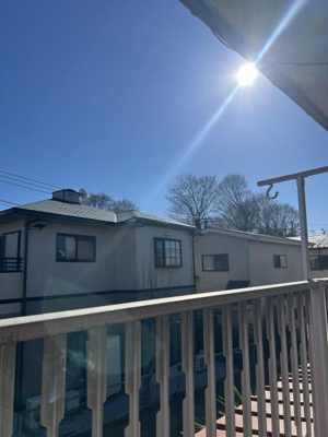 バルコニーからは開放感のある眺望が広がっています。日差しがしっかりと差し込み洗濯物も乾きやすそうです。近隣には落ち着いた住宅が並び安心感があります。広めの空も魅力的に映ります。