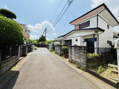 前面道路は広々としており車の出し入れがしやすい環境です。周囲は落ち着いた住宅街で日当たりも良好です。現地は静かな雰囲気が漂い住環境が整っています。清潔感のある外観が印象的です。